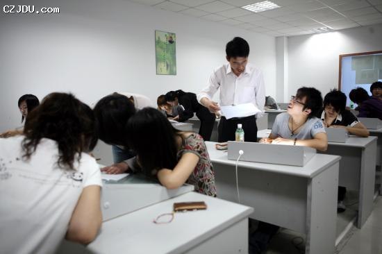 教務(wù)處副處長商紅桃到常州動(dòng)畫基地調(diào)研、考察