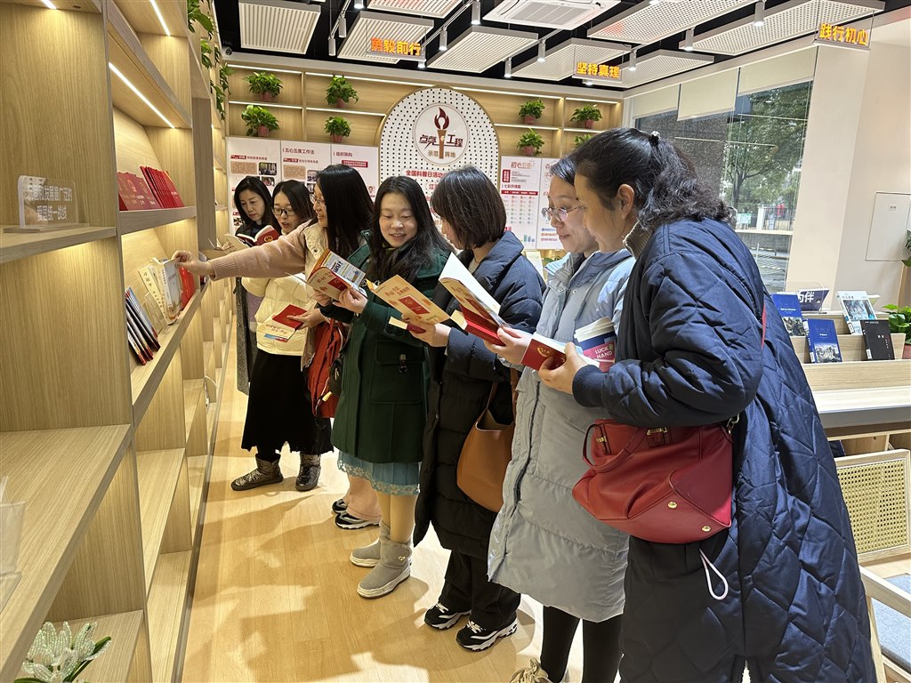 馬院老師對(duì)社區(qū)“秋白書苑”的法治教育宣傳冊(cè)表示了濃厚興趣，表示將生動(dòng)案例運(yùn)用于思政教學(xué).JPG