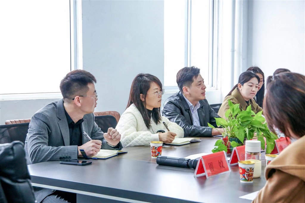 圖5：參會(huì)領(lǐng)導(dǎo)（左起：公司總經(jīng)理李宗澤、金壇人社局科長(zhǎng)居?jì)I娟、人社局副局長(zhǎng)王洪俊、東城街道郝雅夢(mèng)書(shū)記）.jpg