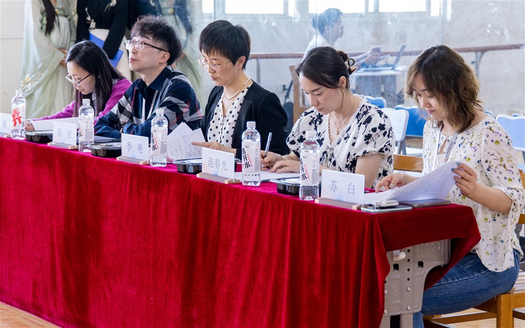 1 學(xué)工處處長 季艷、教務(wù)處副處長連春光、人文基礎(chǔ)學(xué)院副院長屠俊等到場任評委.jpg
