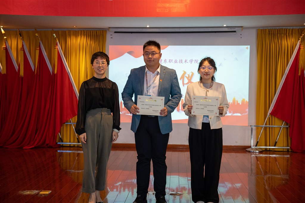 學工處長季艷為大賽三等獎獲得者航服學院輔導員侍永權(quán)、經(jīng)貿(mào)學院輔導員董杰頒獎.jpg