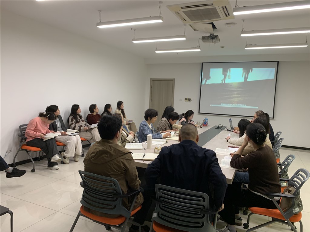 建東馬院和常州機電學(xué)院德法、毛中特教研室老師集體備課現(xiàn)場.jpg