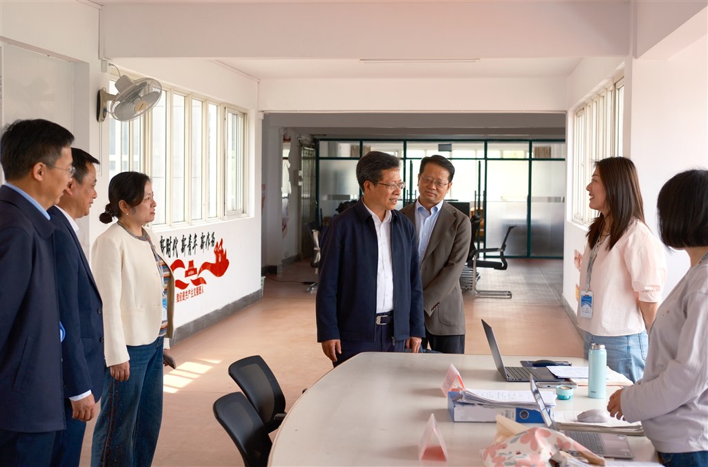 5參觀“一站式”學生社區(qū).jpg